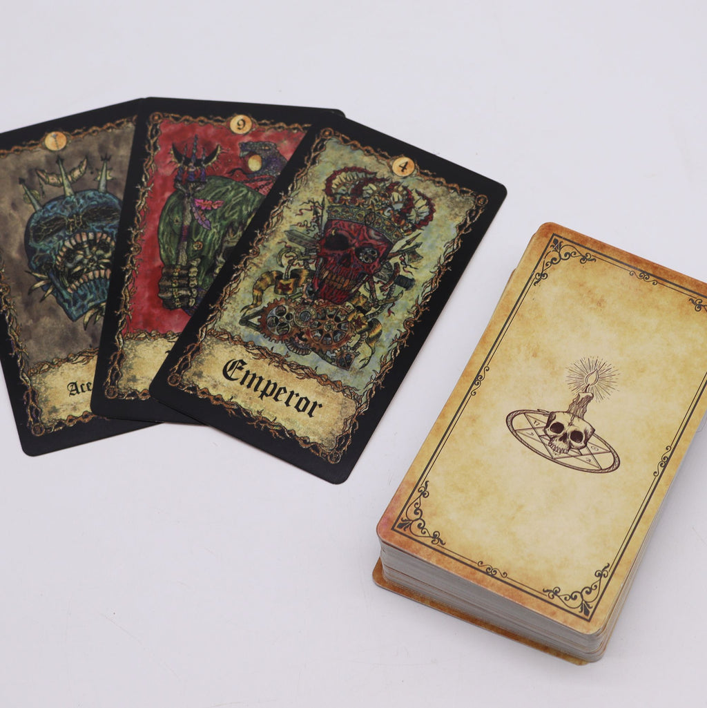 Taro kortos „Requiem Arcana“ su knygele – gotikinė kaladė